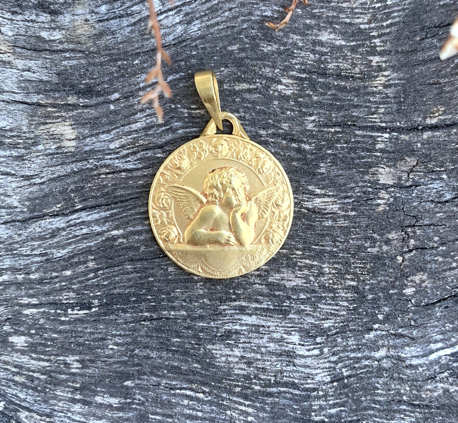La symbolique de l&rsquo;ange Raphël pour une médaille de baptême.